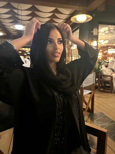 Black Abaya Outfit, Khaleeji Aesthetic, Khaleeji Abaya, Abaya Outfit, Moroccan Clothing, Black Abaya, Modest Fits, Arab Beauty, Hijabi Aesthetic