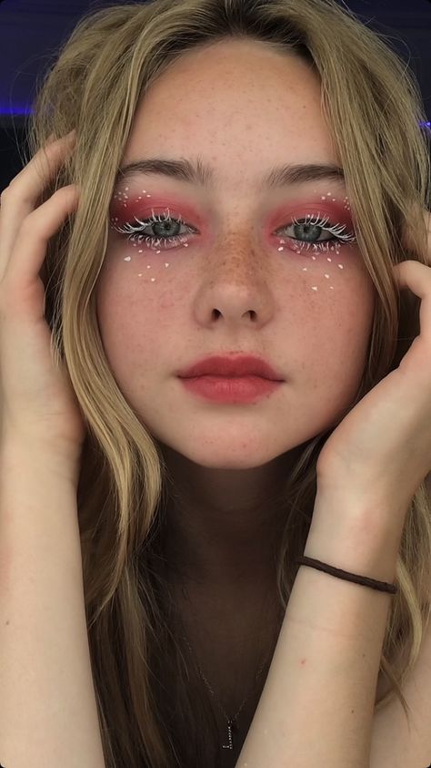 Pink Eyelashes Makeup, White Eyelashes Makeup Look, White Pink Makeup, White Eyelash Makeup, White And Pink Makeup Looks, Makeup Ideas White Eyeliner, Fee Make Up, Pink Mascara Looks, White Freckles Makeup