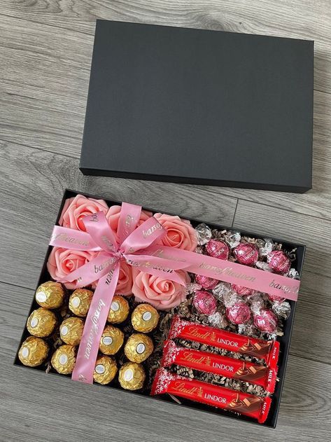 Roses Valentine, Chocolate Basket, Candy Bouquet Diy, Valentine Gift Baskets, Valentines Gift Box, Chocolate Hampers, Chocolate Roses, Chocolate Gifts Basket, Flower Box Gift