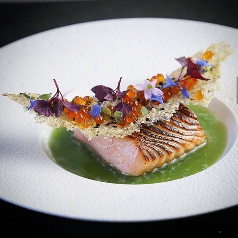 The Art of Plating sur Instagram : Salmon mi cuit w/ a shiso sesame rice cracker, salmon roe, cucumber gelee, and kombu dashi chawanmushi by @eatersmanifesto #TheArtOfPlating Michelin Star Food Plating, Kombu Dashi, Gastronomic Food, Michelin Food, Art Of Plating, Food Presentation Plates, Gourmet Food Plating, Food Plating Techniques, Michelin Star Food