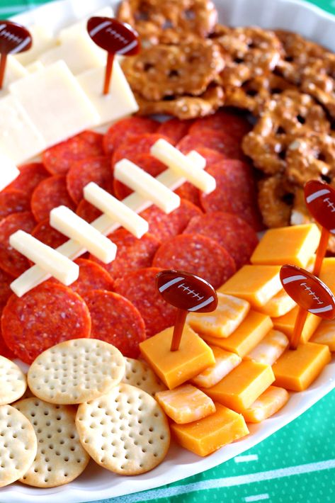 Football Charcuterie, Football Themed Snacks, Football Themed Food, Football Season Food, Tailgate Appetizers, Football Party Foods, Football Appetizers, Bowl Party Food, Party Platter