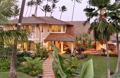 Hawaiian style Hawaii House Exterior, Island House Tropical Exterior, Beach House Modern Exterior, Hawaiian Home Exterior, Hawaii Beach House Exterior, Hawaiian Houses Interior, Hawaiian House Exterior, Tropical Bloxburg, Beach House Exterior Tropical