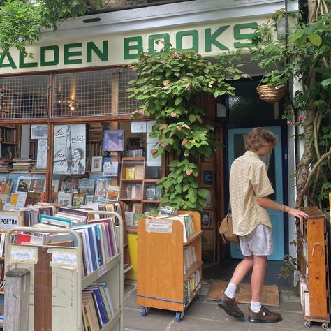 bookshopping aesthetic vintage bookstore walden books london bookstore daunt books Owning A Bookstore Aesthetic, Bookstore Worker Aesthetic, Bookshopping Aesthetic, London Bookstores, Bookshop Aesthetic, London Bookstore, Daunt Books, Bookstore Design, Vintage Bookstore