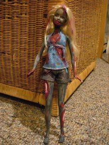 Zombie Barbie Barbie Trunk Or Treat, Creepy Barbie, Dark Barbie, Zombie Diy, Upcycled Dolls, Zombie Barbie, Disney Parody, Holiday Crafts Halloween, Halloween Barbie