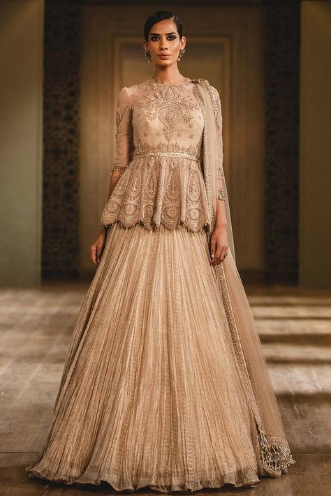 #BridalPicks – 10 Lehengas That We Loved For A Happy Summer Wedding! Peplum Lehenga, Tissue Lehenga, Ivory Lehenga, Long Blouse Designs, Gaun Fashion, Tarun Tahiliani, Lehenga Blouse, Ghagra Choli, Peplum Styling