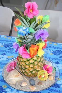 I like the colors of the flowers that are put together. Tiki Party Food, Luau Centerpieces, Pineapple Centerpiece, Hawaii Theme, Aloha Party, Hawaiian Luau Party, Luau Birthday Party, Hawaiian Birthday Party, Moana Birthday Party