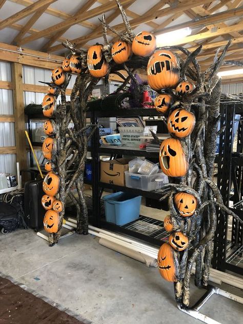 Halloween Arch Decorations, Witches Room Decor Halloween, Jack O Lantern Archway, Halloween Arch Diy, Halloween Archway Entrance, Halloween Party Entrance, Pumpkin Archway Diy, Halloween Archway Diy, Pumpkin Archway