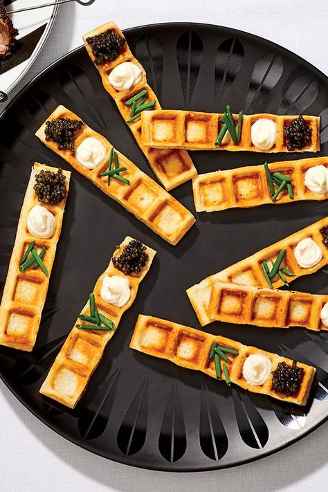 Waffle Bites, Decorações Com Comidas, Deilig Mat, Snacks Für Party, Event Food, In Front Of House, Party Food Appetizers, Food Platters, Front Of House