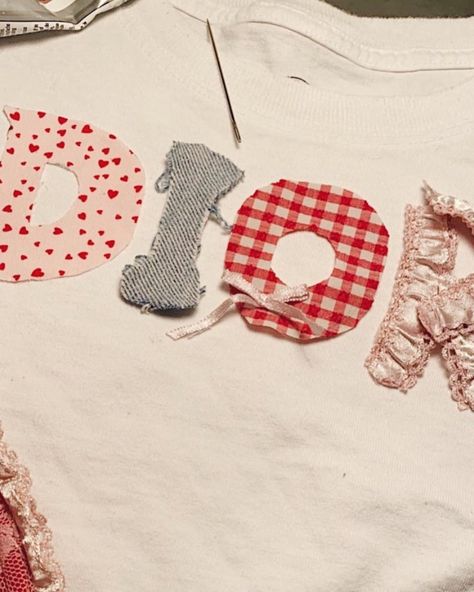 T Shirt Hand Embroidery Ideas, Diy Hand Stitching, Patchwork Letter Shirt, Patchwork Tee, Diy Sewing Gifts, Patchwork Clothes, Cute Sewing Projects, Diy Sweatshirt, Diy Clothes Design