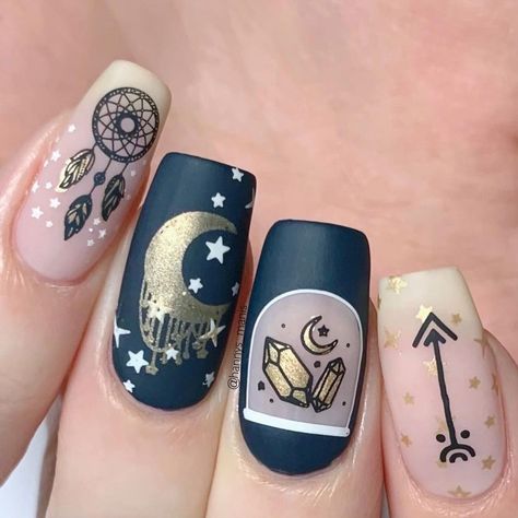 1,263 Likes, 22 Comments - Hannah (@hannys_manis) on Instagram: “*PR* Boho chic nails using the new @uberchicbeauty “Boho Chic” stamping plate! 🌌🌙💙✨⁣ ⁣ I used:⁣ ⁣ 🌌…” Boho Chic Nails, Round Nail Art, Nail Art Box, Nail Desk, Boho Nails, Hippie Nails, Glitter Pigment, Holiday Nail Art, Black Nail Designs