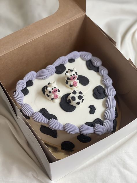 Birthday Cake Cow, Cow Cake Ideas, Korean Pastry, Cow Birthday Cake, Cake For Boyfriend, Cow Cakes, Vintage Birthday Cakes, Tiny Cakes, Mini Cakes Birthday