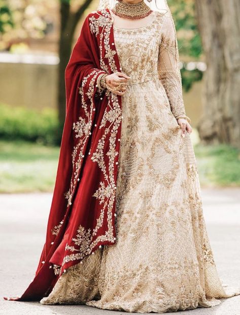 Red Nikah Dress, Asian Attire, Walima Dresses, Pakistani Wear, Pakistani Bridal Dress, Nigerian Recipes, Nikah Dress, Pengantin India, Walima Dress