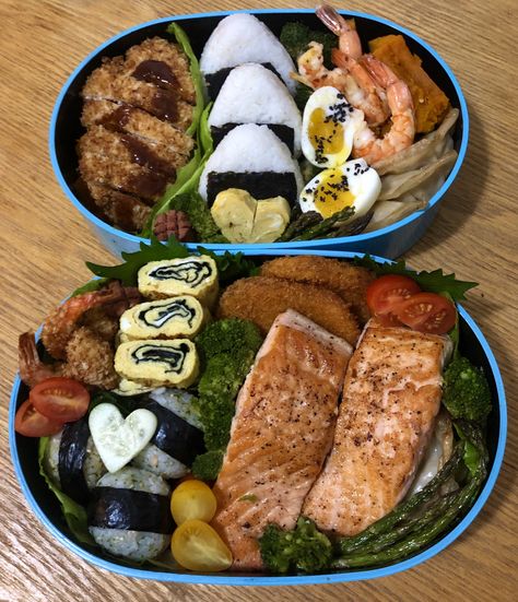 Salmon Bento Lunch, Japanese Food Bento Lunch Boxes, Japanese Bento Box Lunch Aesthetic, Bento Box Lunch Aesthetic, Bento Aesthetic, Bento Box Meals, Salmon Bento, Tuna Onigiri, Bento Box Lunch For Adults