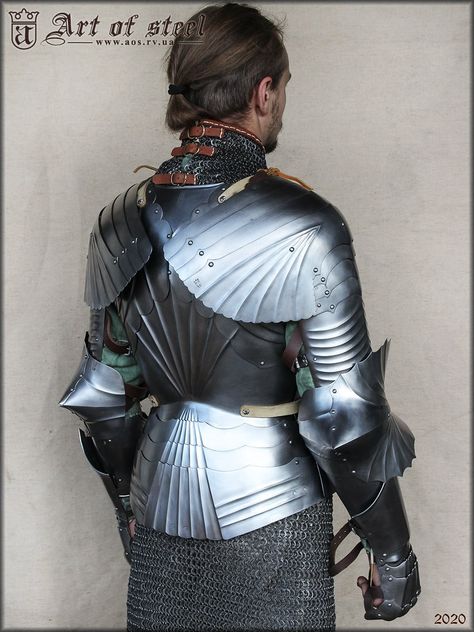 Real Life Knight Armor, Armour Back View, Knight Pauldron, Armour Inspiration, 15th Century Armor, Costume Armour, Century Armor, Historical Armor, Late Middle Ages