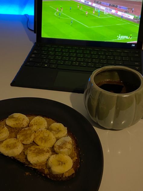 #snack #football #match #nightlife Watching Football Aesthetic, Football Aesthetic, Watching Football, Football Match, Insta Inspo, Night Life, Vision Board, Hobbies, Soccer