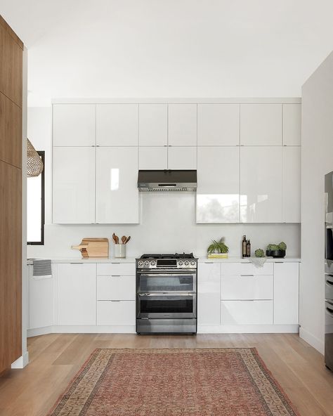 14 Types of Kitchen Cabinets That Should Be on Every Renovator’s Radar Acrylic Kitchen Cabinets Modern, Solstice Interiors, White Glossy Kitchen, Flat Panel Kitchen Cabinets, Acrylic Kitchen Cabinets, Kitchen Cabinets Design Ideas, Cabinets Design Ideas, Flat Cabinets, Types Of Kitchen Cabinets