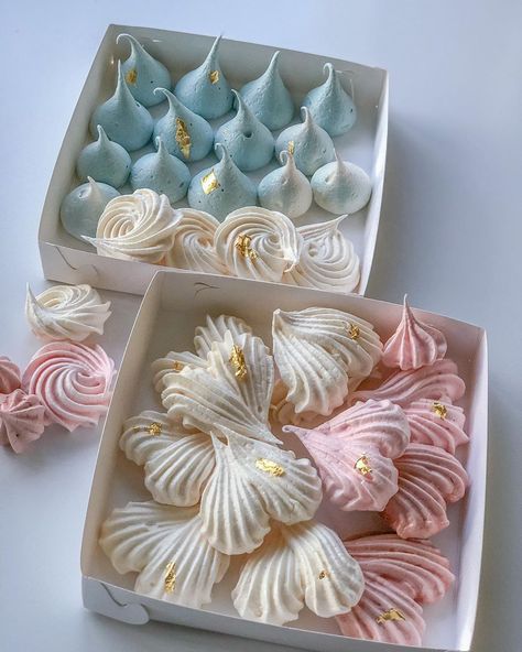 zenobiatavares Valentines Meringues, Box Of Love, Bake Sale Packaging, Love And Kisses, Meringue Desserts, Homemade Chicken Noodle, Pavlova Recipe, Homemade Hamburger, Hamburger Helper