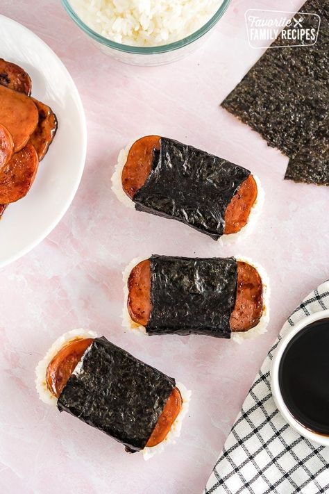 You don't need to fly to Hawaii to try this tasty, authentic Hawaiian Spam Musubi. With this easy recipe, you can make it yourself at home! Hawaiian Spam Musubi, Best Sushi Rolls, Spam Musubi Recipe, Musubi Recipe, Hawaiian Plate Lunch, Spam Recipes, Spam Musubi, Healthy Snacks To Make, Hawaiian Dishes