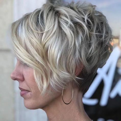 Messy Asymmetrical Pixie Cut #pixiecuthairstyles Beach Waves Pixie Short Hair, Curly Pixie Bob Haircut, Long Layered Pixie Haircut Fine Hair, Long Blonde Pixie, Funky Haircuts, Kort Pixie, Asymmetrical Pixie Cuts, Longer Pixie Haircut, Long Pixie Hairstyles