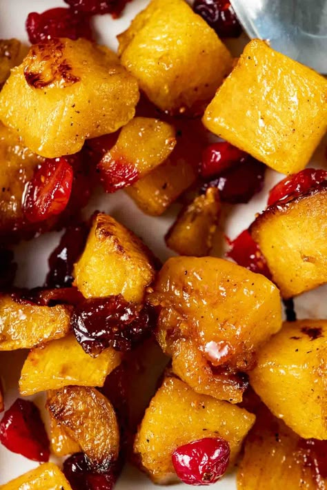 Roasted with cinnamon, honey and a touch of spice, this Cinnamon Roasted Butternut Squash is the perfect holiday side dish, great for wowing those Thanksgiving guests, or impressing your co-workers at the company potluck. Butternut Squash Low Carb, Butternut Squash With Cranberries, Butternut Squash Side Dish, Touch Of Spice, Acorn Squash Recipes, Holiday Side Dish, Cinnamon Honey, Holiday Side, Vegetarian Side Dishes