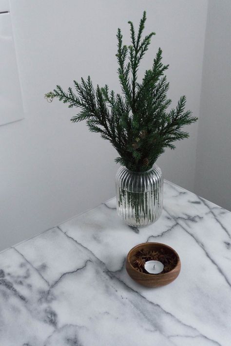 Christmas Minimal Aesthetic, Holiday Windowsill Decor, Minimal Christmas Centerpiece, Scandanavian Decor Holiday, Simple Minimal Christmas Decor, Christmas Minimal Decor, Christmas Decor Simple Minimalist, Minimal Winter Decor, Minimalist Christmas Centerpiece