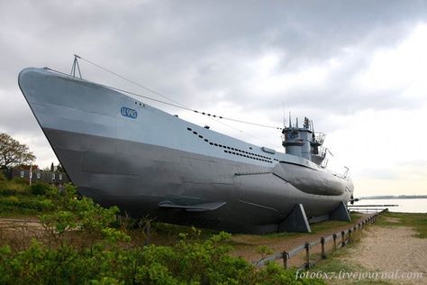 Want to see inside a U-boat?? Then look here for 42 stunning images! German Submarines, U Boat, Military Equipment, Navy Ships, Tall Ships, Look Here, Royal Navy, Water Crafts, Submarine