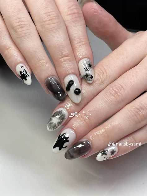 Fierce and Fun Cat Nail Art Designs Featuring 3D and Holographic Effects Gothic Nails Almond, Cat Nails Acrylic, Cat Acrylic Nails, Raccoon Nails, Halloween Nails Cat, Animal Crossing Nails, Carina Core, Black Cat Nail Art, Cat Nail Art Designs