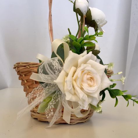 Flower Girl Basket With Flowers, Boho Flower Girl Basket, Flower Girl Basket Ideas, Bohemian Flower Girl, Basket Willow, Willow Basket, Bohemian Flower, Rustic Flower, Flower Girl Baskets