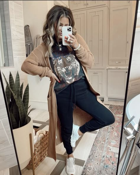 Grungy Spring Outfits, Laid Back Mom Style, Mom Winter Outfits Casual, Aesthetic Mom Outfits, Zoo Outfit Winter, Country Mom Outfits, Cute Outfits For Moms, Trendy Mom Outfits Fall, Cute Mom Outfits