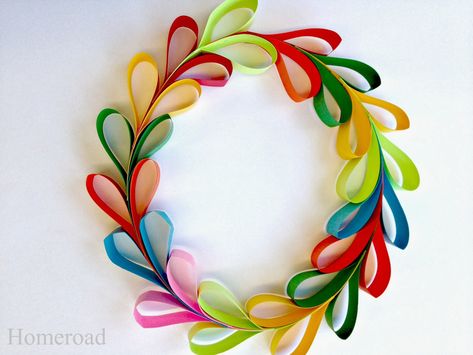 Paper Heart Wreath, Vika Papper, Desain Quilling, Colorful Wreath, Paper Wreath, Aktivitas Montessori, Paper Towel Roll Crafts, Crafts Paper, Creative Things