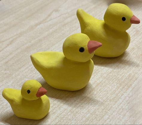 How To Make A Duck Out Of Clay, Easy Ceramic Animals, Mini Clay Duck, Ceramic Rubber Duck, Duck Sculpture Clay, Duck Clay Sculpture, Ceramic Ducks Pottery, Pinch Pot Sculptures, Duck Clay Art