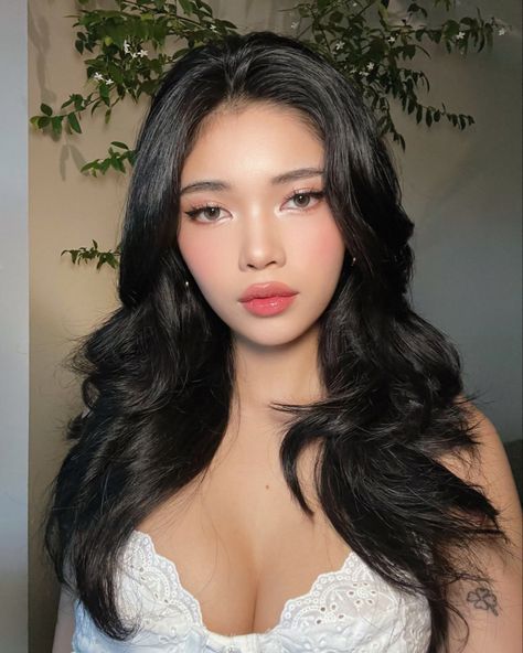 asian makeup look Filipina Makeup Looks, Kpop Idol Eye Makeup, Winter Palette Makeup, Alexa Litonjua, Filipina Makeup, Filipino Makeup, Instagram Baddie Makeup, Makeup Chinese, Makeup Douyin