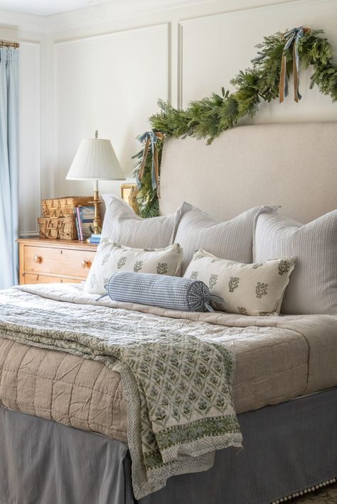 Cape Cod Interior Design Bedroom, Farmhouse Quilt Bedding Bedroom, Christmas Bedroom Decor Blue, Aesthetic Small Bedroom, Ottoman Bedroom, Christmas Interior Design, Bedroom Decor Aesthetic, Winchester House, Christmas Bedroom Decor