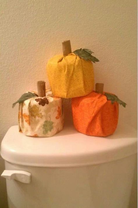 Tp pumpkins Fall Bathroom Decor, Fall Bathroom, Diy Halloween Decor, Fall Deco, Autumn Decorating, Fall Projects, Fall Decor Diy, Thanksgiving Crafts, Fun Diy Crafts