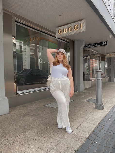 Linen Pants Curvy, Plus Size Linen Pants Outfit, Curvy Women Pattern, Curvy Outfit Ideas, Style Midsize, Curvy Petite Outfit, Linen Pants Outfit, Outfit Minimalist, 100k Followers