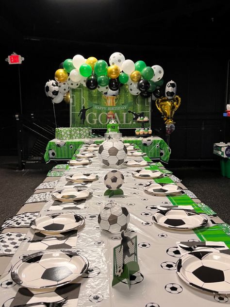 Boys Soccer Birthday Party, Soccer Baby Showers, Soccer Party Decorations, Soccer Theme Parties, Football Theme Birthday, Soccer Birthday Cakes, Birthday Football, Soccer Baby, Soccer Birthday Parties