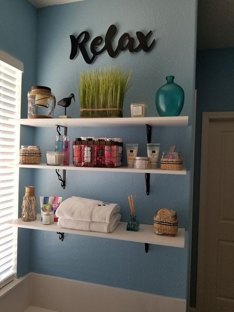 Beach Theme Massage Room, Spa Corner At Home, Massage Room Shelves, Home Massage Room Ideas Diy, Beach Theme Salon, Spa Shelf Decor, Spa Themed Bedroom, Mini Spa Ideas, Spa Set Up Ideas