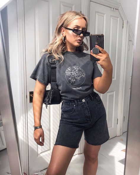 Amy Shaw on Instagram: “Mom shorts & @fuchsia.shaw tee I love this vintage grey colour 🌫 (I’ve done some online shoppinggg & linked all my favourite mom shorts on…” Urban Outfitters Outfit, Kim Kardashian Outfits, Kardashian Outfit, Urban Outfitters Clothes, Monochromatic Outfit, نظارات شمسية, Foto Poses, Looks Street Style, Mode Inspo