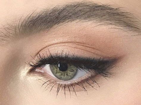 Soft Cat Eye, Applying Eyeshadow, Eyeliner For Hooded Eyes, Perfect Cat Eye, Eyeliner For Beginners, Soft Makeup Looks, Soft Cat, Eyeliner Styles, Best Eyeliner