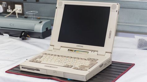 McLaren needs a 20-year-old Compaq laptop to maintain its F1 supercar Old Laptop, Laptop Screen Repair, Retro Gadgets, Laptop Storage, Laptops For Sale, Old Classic Cars, Old Computers, Mclaren F1, Laptop Screen