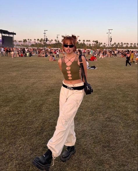 COACHELLA OUTFIT 2022 Parachute Pants Coachella, Cool Coachella Outfits, Festival Outfits Alternative, Boston Calling Festival Outfits, Coachella Outfit Pants, European Music Festival Outfit, Masc Coachella Outfit, 80s Festival Outfit, 2024 Music Festival Outfits