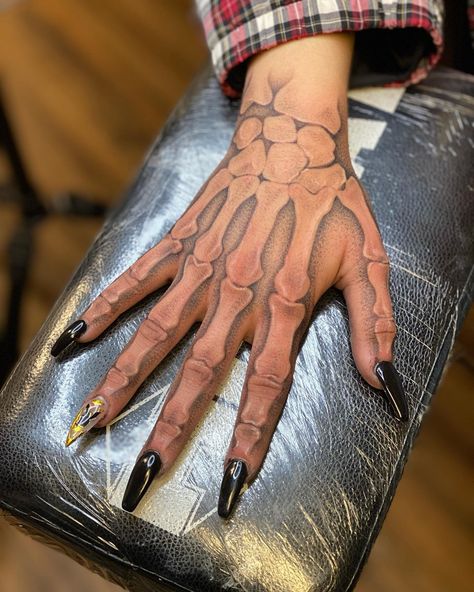 22 Amazing Skeleton Hand Tattoos That Are Scary and Attractive 14 Realistic Skeleton Hand Tattoo, Steampunk Hand Tattoo, Skeleton Arm Spine Tattoo, Skeleton Fingers Tattoo, Skeleton Neck Tattoo, Skeleton Tattoo Forearm, Scary Hand Tattoos, Mouth Tattoo On Hand, Hand Tattoos For Women Skeleton