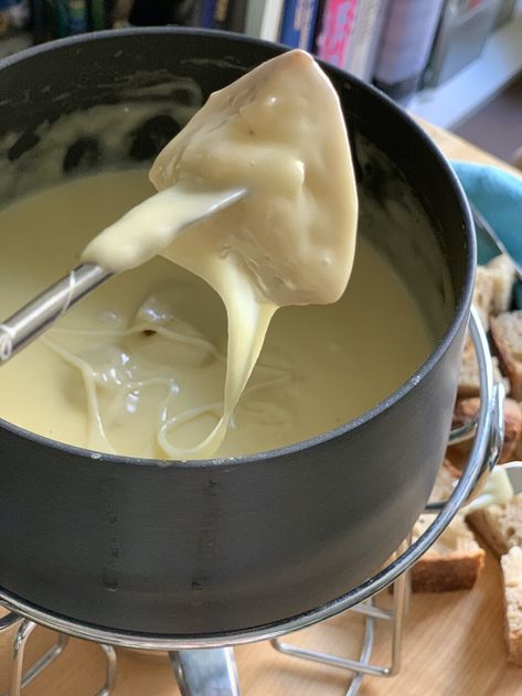 Swiss Fondue Recipe Gruyere Cheese, German Cheese Fondue Recipe, How To Fondue At Home, German Fondue, Gouda Cheese Fondue, Swiss Fondue Recipe, Cheese Fondue Recipes, Swiss Cheese Fondue Recipe, How To Make Fondue