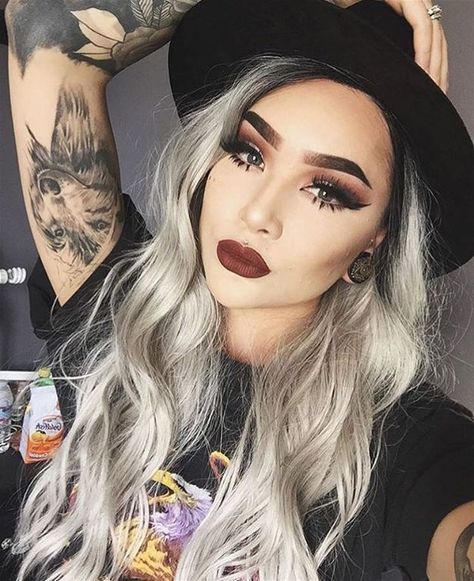 Platinum Blonde | Grunge Makeup Is Making A Comeback! Try These Updated Looks Now Scene Girl, Bold Makeup, James Hetfield, Dark Makeup, Grunge Look, Stunning Eyes, Grunge Makeup, Halloween 2017, Make Up Looks