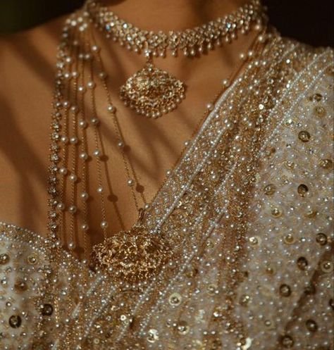 Desi Bride Jewelry, Desi Jewellery Aesthetic, Ameera Core, Desi Accessories Aesthetic, Desi Wedding Jewelry, Indian Jewelry Aesthetic, Gold Indian Wedding, Indian Traditional Wear, Desi Jewellery