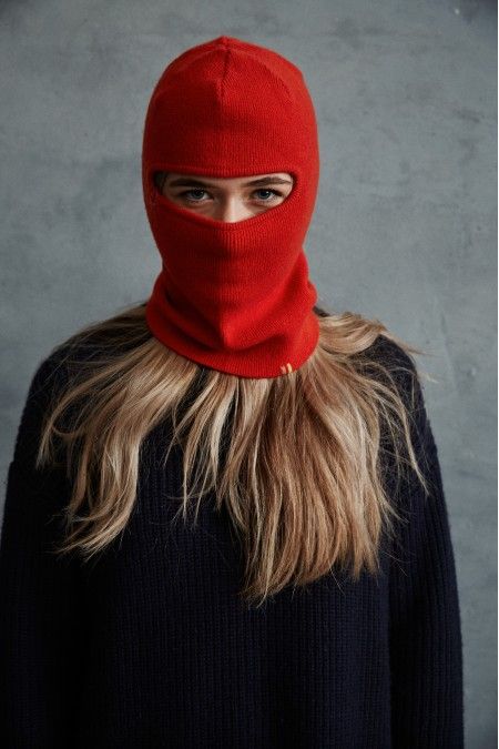 Cagoule rouge vermillon extreme-cashmere Extreme Cashmere, Modus Operandi, Gangster Girl, Mask Girl, Full Face Mask, Vintage Ski, Recycled Fashion, Ski Mask, Head Hair