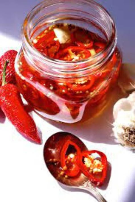 Craft tangy Bobby Flay Pickled Fresno Chiles using rice wine vinegar, water, and vibrant Fresno chilis. Making this quick dish only takes 10 minutes and makes Pickle Jalapenos, Fry Bread Recipe, Ice Cream Healthy, Pepper Garden, Pizza Sweet, Coconut Shake, Pizza Marinara, Chicken Popcorn, Fresno Peppers