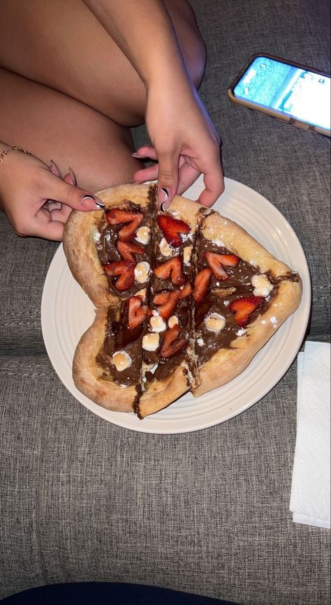 Nutella Heart Pizza, Nutella Pizza Aesthetic, Herz Pizza Aesthetic, Heart Shaped Pizza Aesthetic, Baking Date Ideas, Cute Pizza Ideas, Heart Pizza Aesthetic, Heart Pizzas, Pizza With Friends