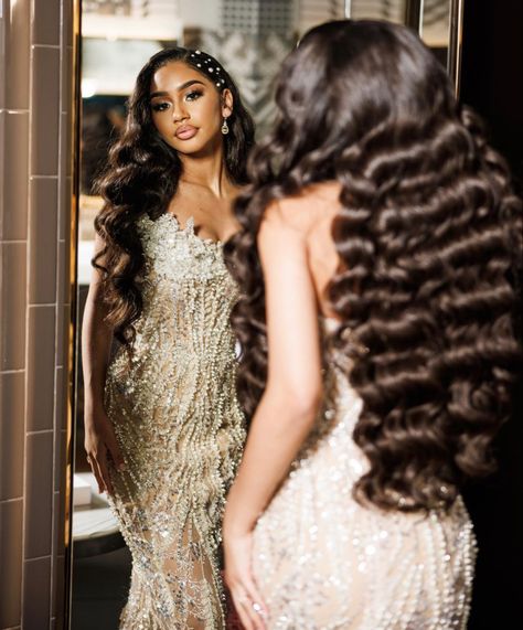 Prom Picture Poses, Prom Photoshoot, Classy Prom, Prom Dress Inspo, Prom Inspiration, Fesyen Rambut, Prom Poses, Gorgeous Prom Dresses, Prom Girl Dresses