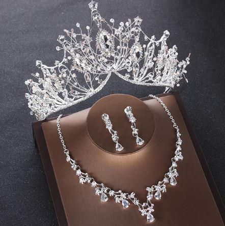 A jewelry set that combines classic and modern styles, now available on Amazon. Crystal Bridal Jewelry Sets, Bride Jewelry Set, Crystal Bridal Tiaras, Beautiful Tiaras, Heart Crystal, Choker Necklace Set, Crystal Tiaras, Wedding Bridal Jewellery, Wedding Tiara